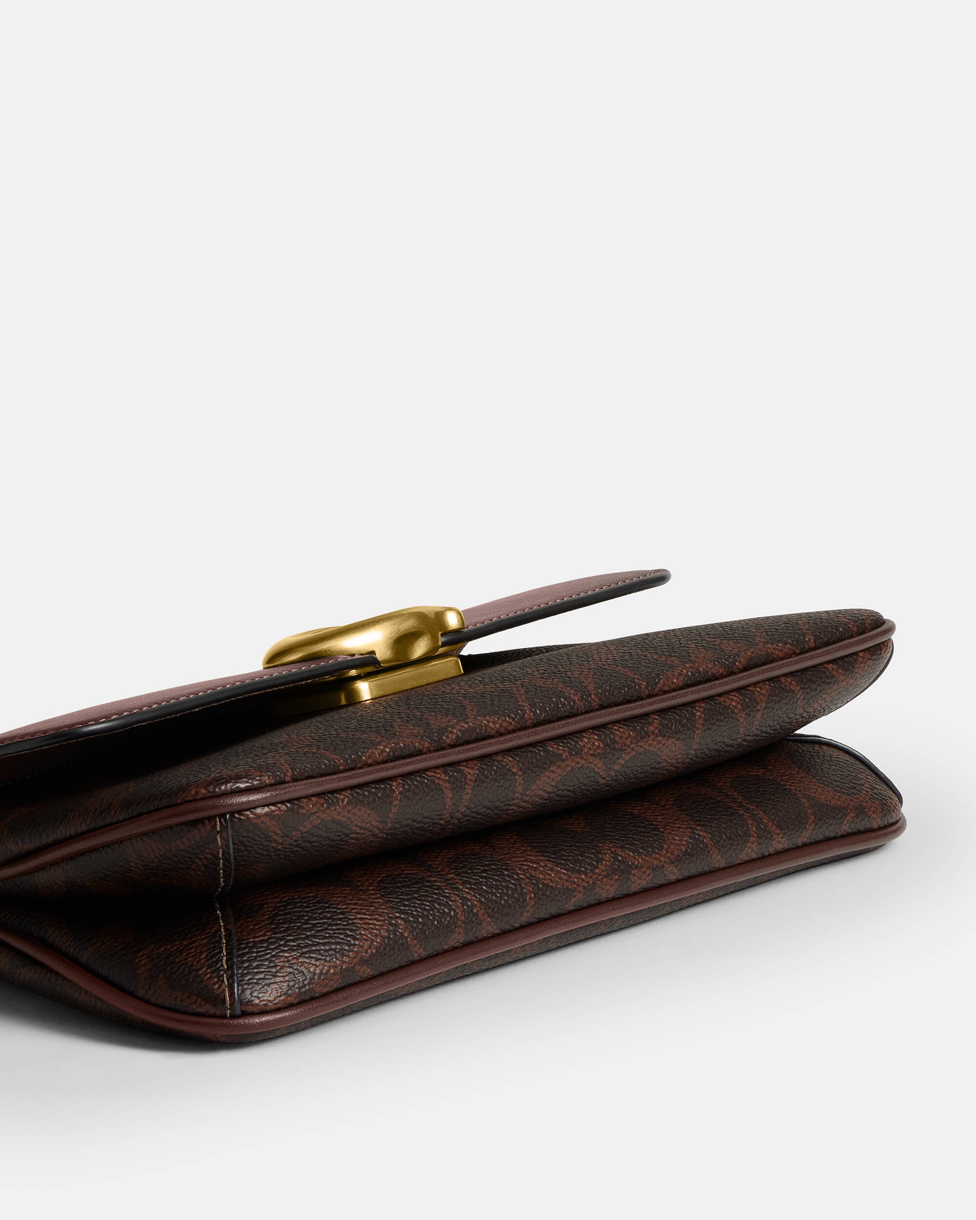 Jet Shoulder Bag In Signature Canvas