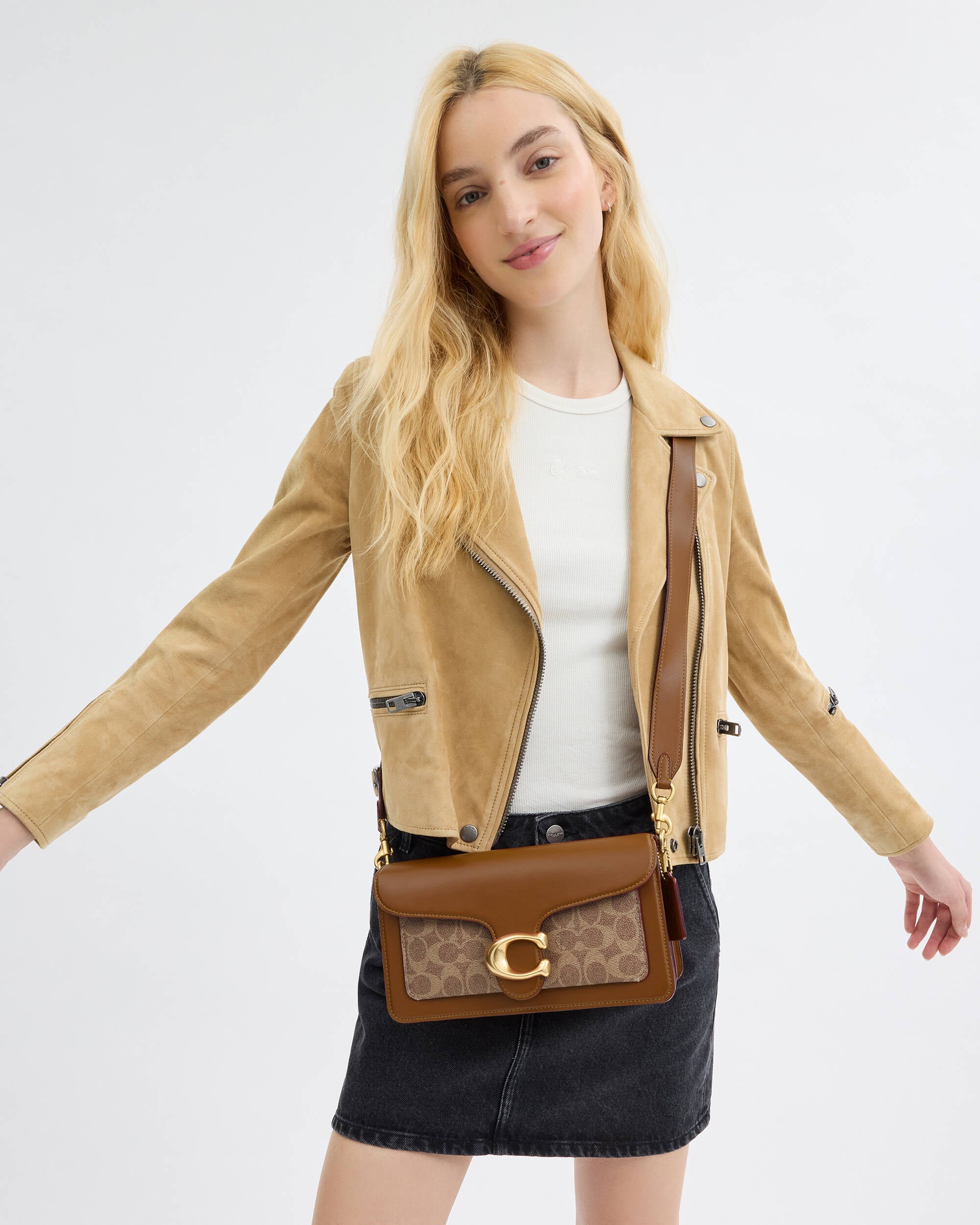 Tabby Shoulder Bag 26 Signature canvas