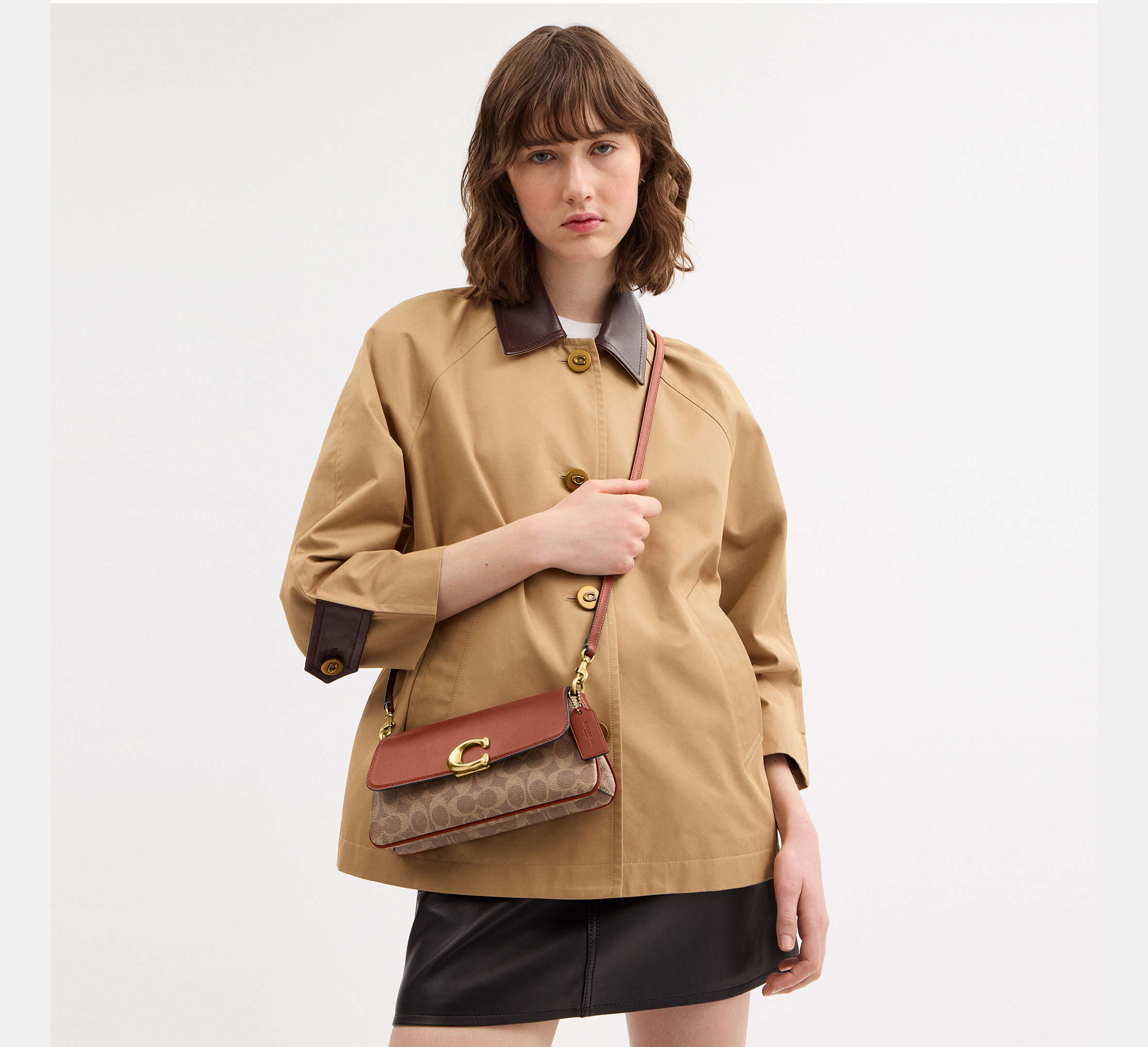 Jet Shoulder Bag In Signature Canvas