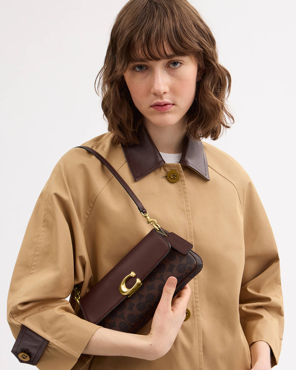Jet Shoulder Bag In Signature Canvas