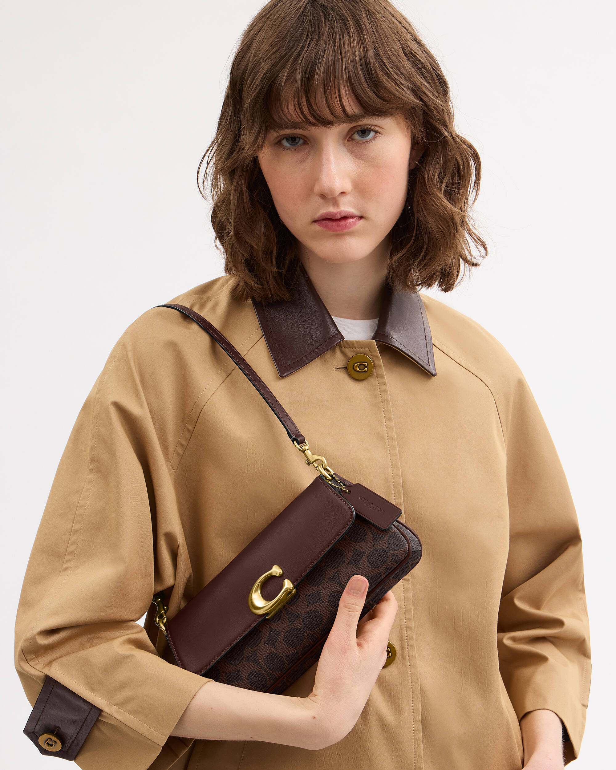 Jet Shoulder Bag In Signature Canvas