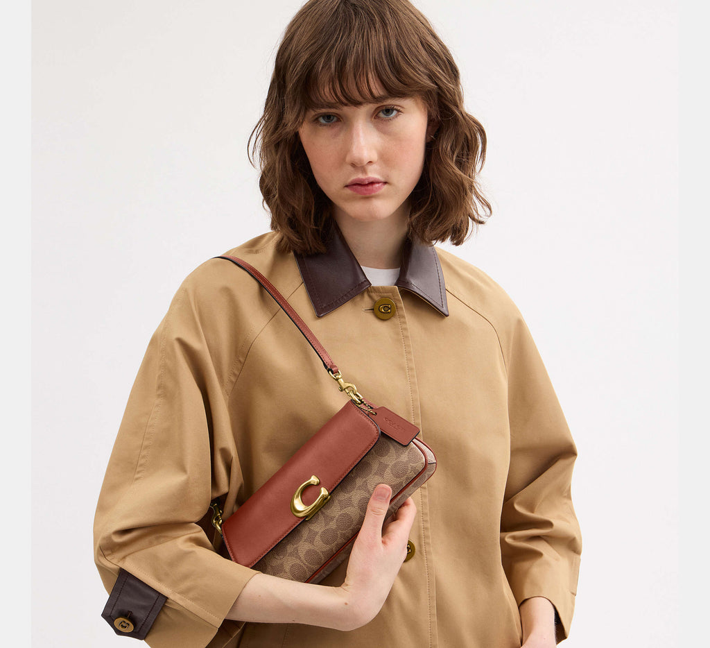 Jet Shoulder Bag In Signature Canvas