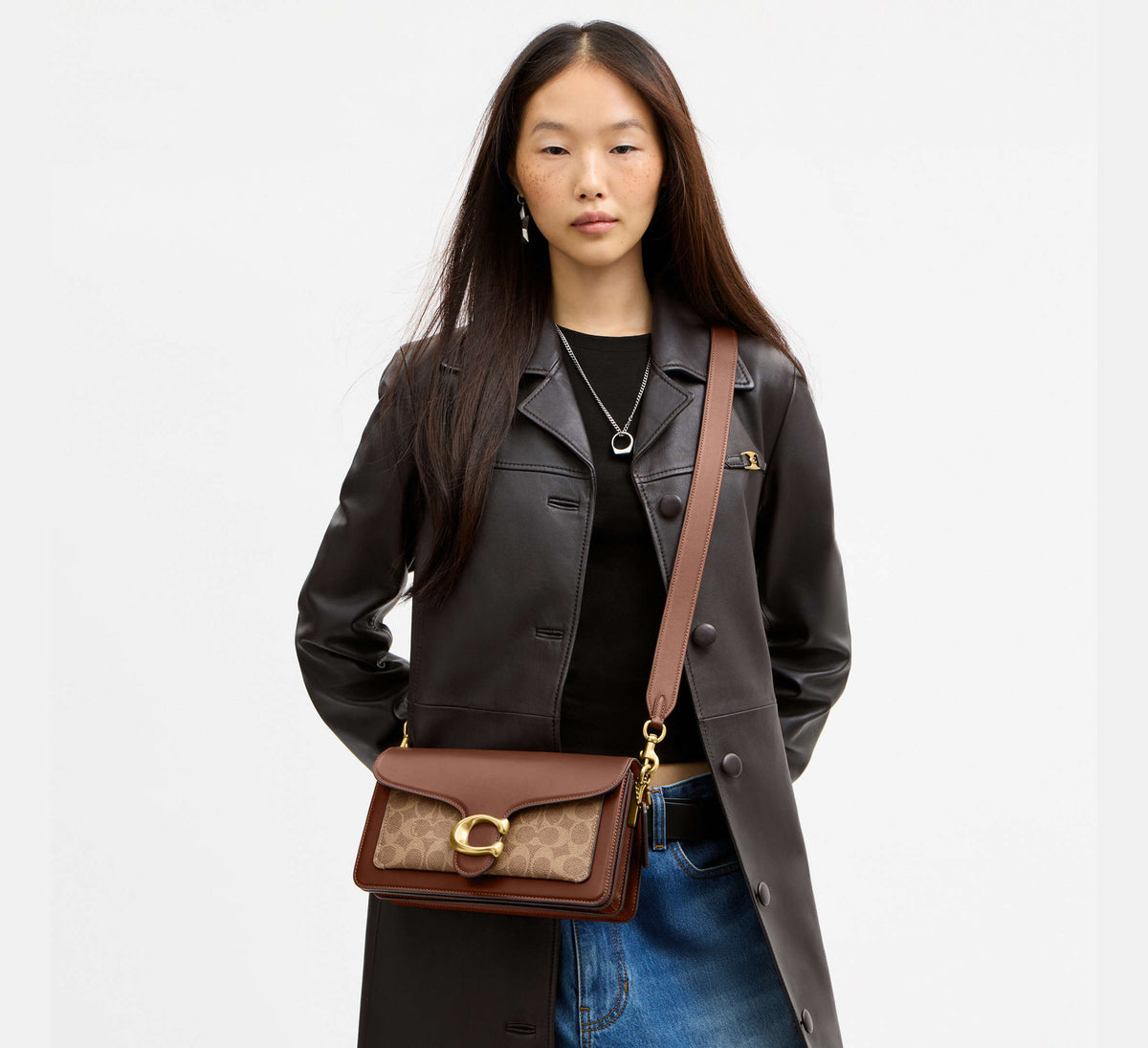 Tabby Shoulder Bag 26 Signature canvas
