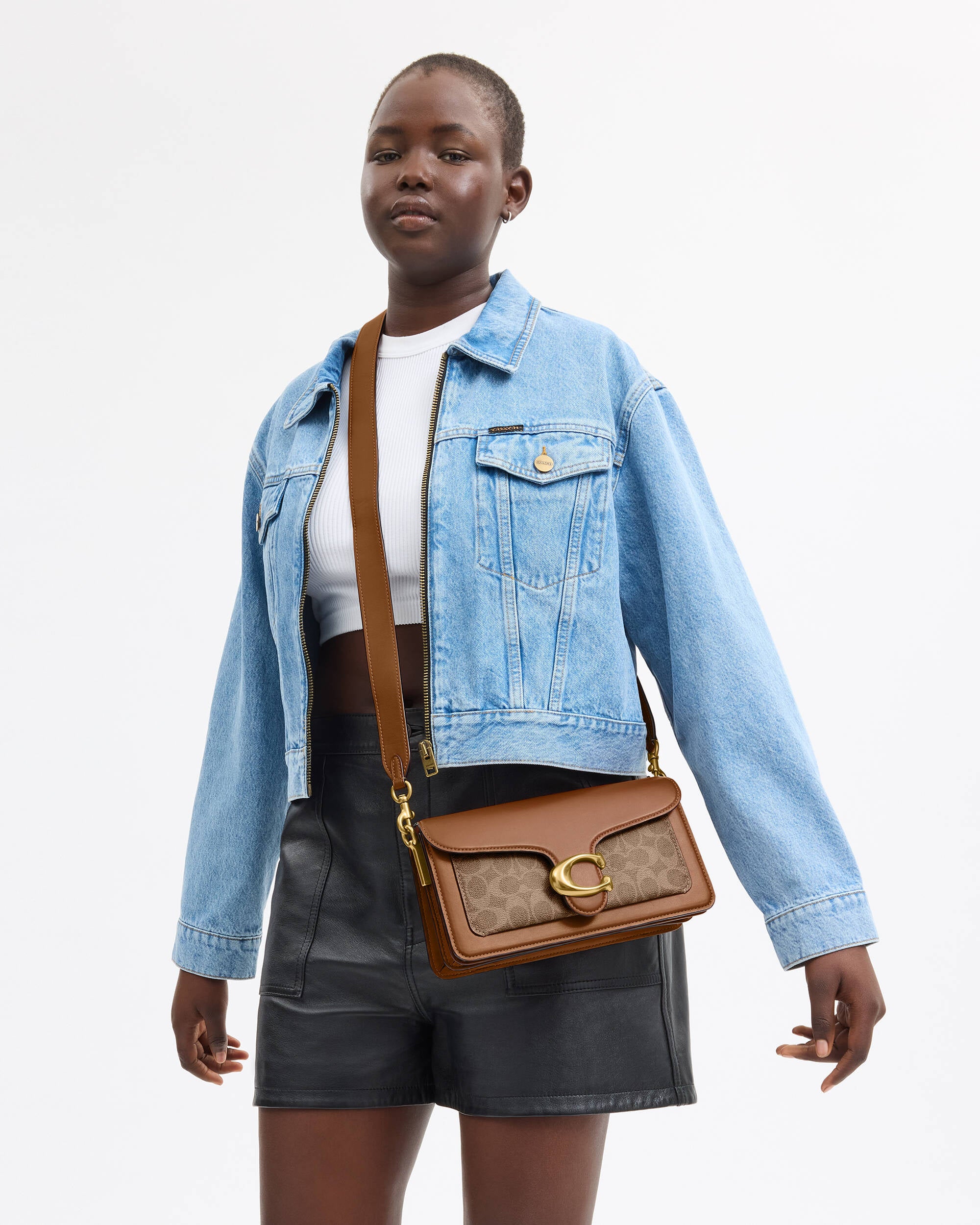 Tabby Shoulder Bag 26 Signature canvas