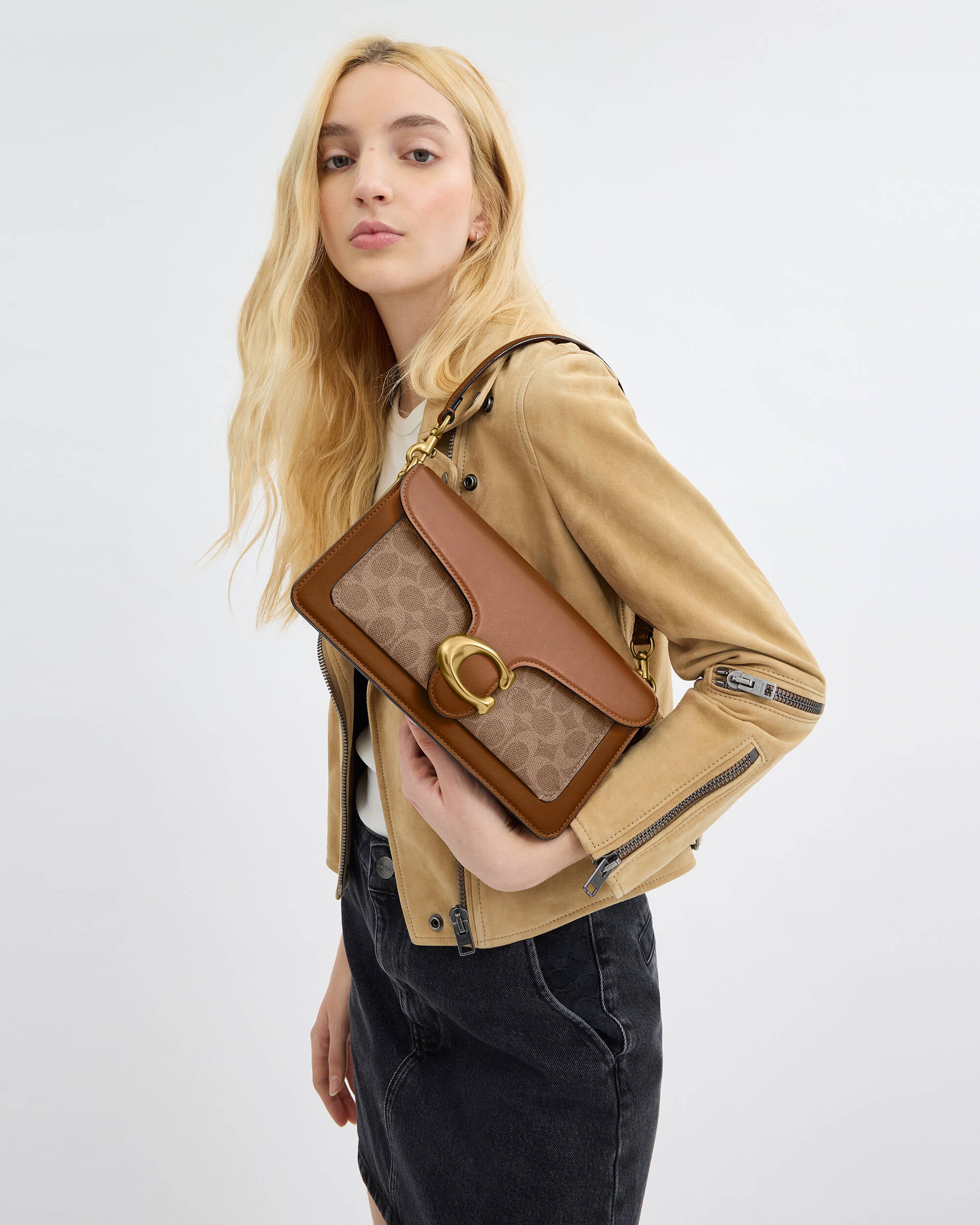 Tabby Shoulder Bag 26 Signature canvas