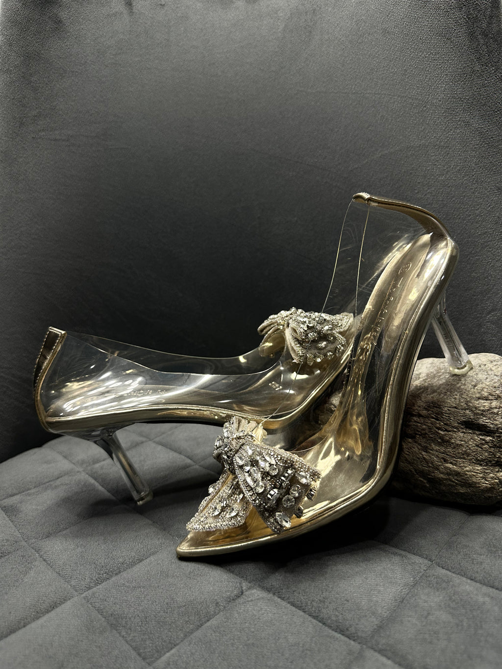 Tie-knot-court shoes