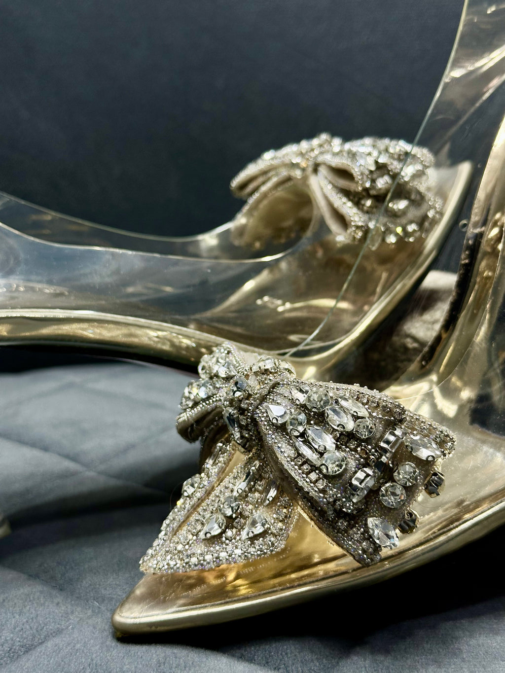 Tie-knot-court shoes