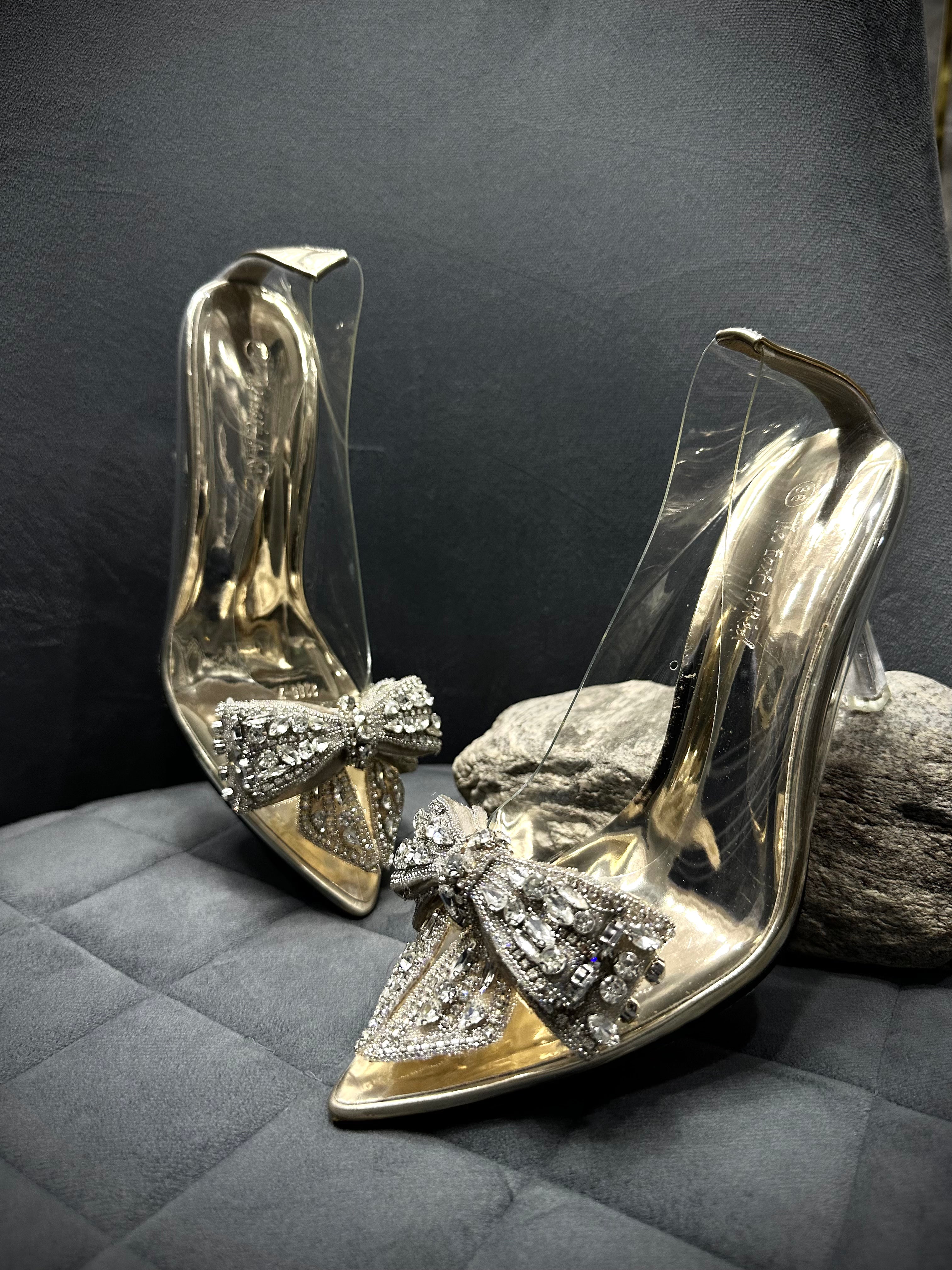 Tie-knot-court shoes