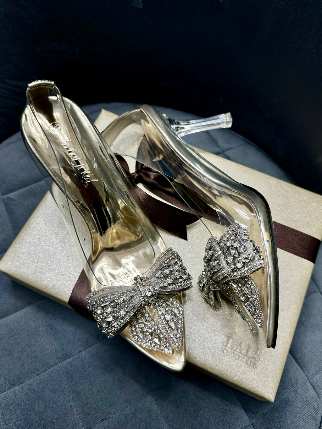 Tie-knot-court shoes