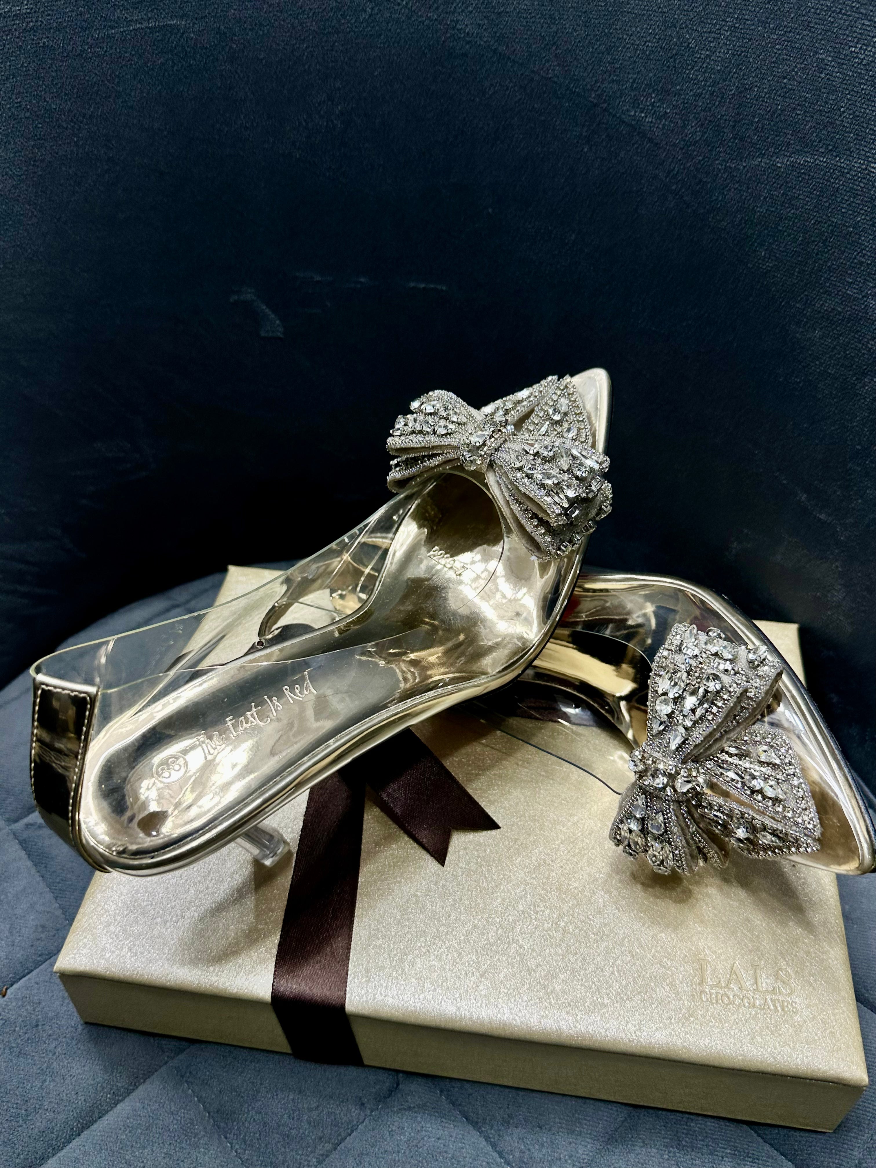 Tie-knot-court shoes