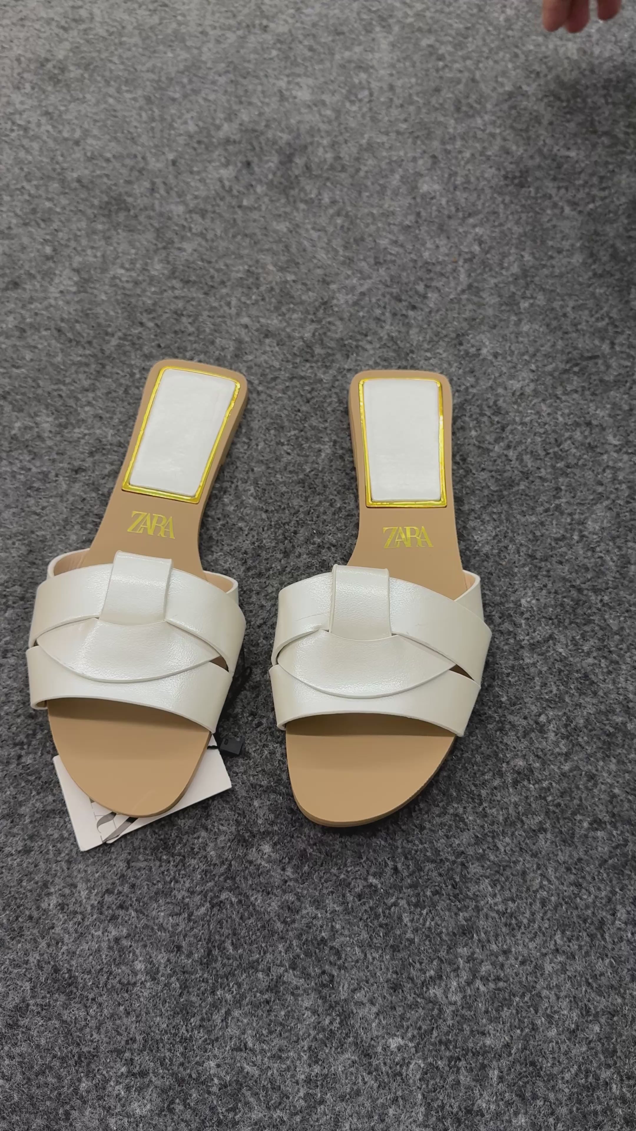 FLAT CROSSED LEATHER SANDALS